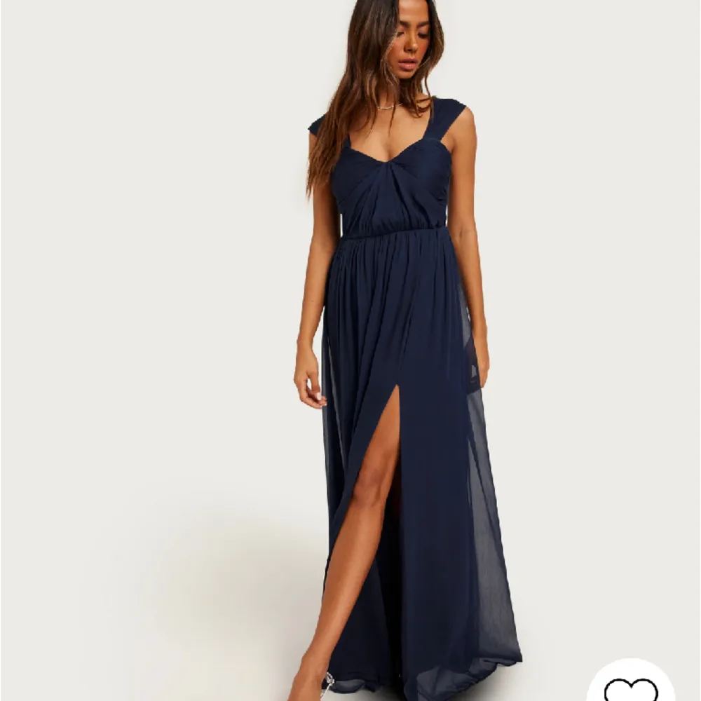 Marinblå balklänning med slit, nyskick. Klänningar.
