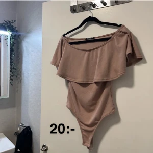 Body - Ljusrosa offshoulder body/topp från Nelly. Endast använd 1 gång