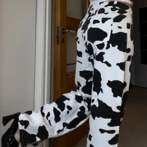 Ko-print byxor för dig med långa ben - Supercoola långa byxor. Inga defekter.