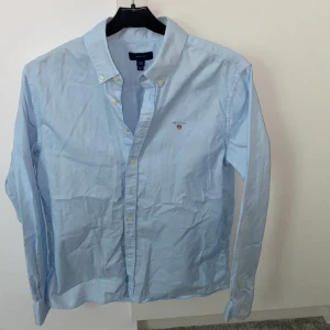 Gant skjorta  - Använder inte mer då den inte passar mig. Det är storlek S. Ny pris 1199kr mitt pris- 249kr