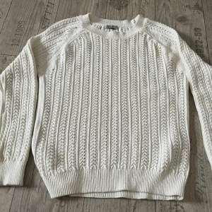 Vit stickad tröja - Vit stickad tröja från Lager 157. I mycket gott skick. Oversized.