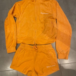 Juicy couture set shorts och jacka  - Super fint set från Juicy couture Jacka st L men mer som s-m Shorts storlek S  Endast använd ett fåtal gånger. 