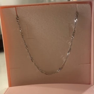 Amor halsband - Säljer dehär halsbandet för att ja blivit guldmänniska. Aldrig använt har endast legat i sin box, säljer för 100kr. Kom privat för intresse eller frågor.🤍