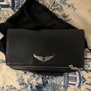 Zadig Voltaire  - Säljer en Zadig Voltaire crossbag som var en oänskad julklapp. Helt ny aldrig använd. 