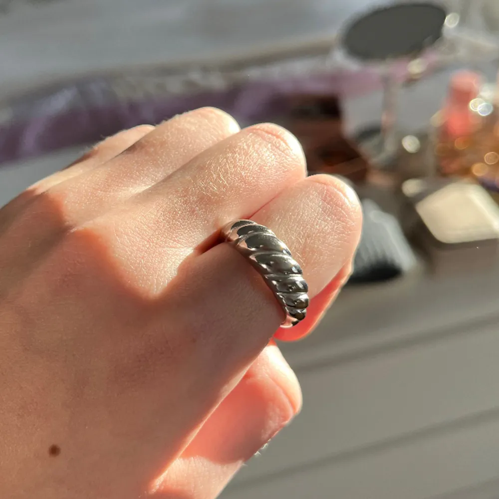 Jättefin ring från Edblad, heter Linea Ring Steel. Fick i present och insåg att den inte passade, så helt oanvänd. Nypris 399kr. Övrigt.