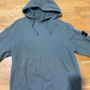 Stone Island kofta - Begagnad Stone Island kofta använt ganska mycket men har bevarats i bra skick 7/10.  Obs det finns en pytte liten fläck på framsidan som inte ses om man inte kolar noga.