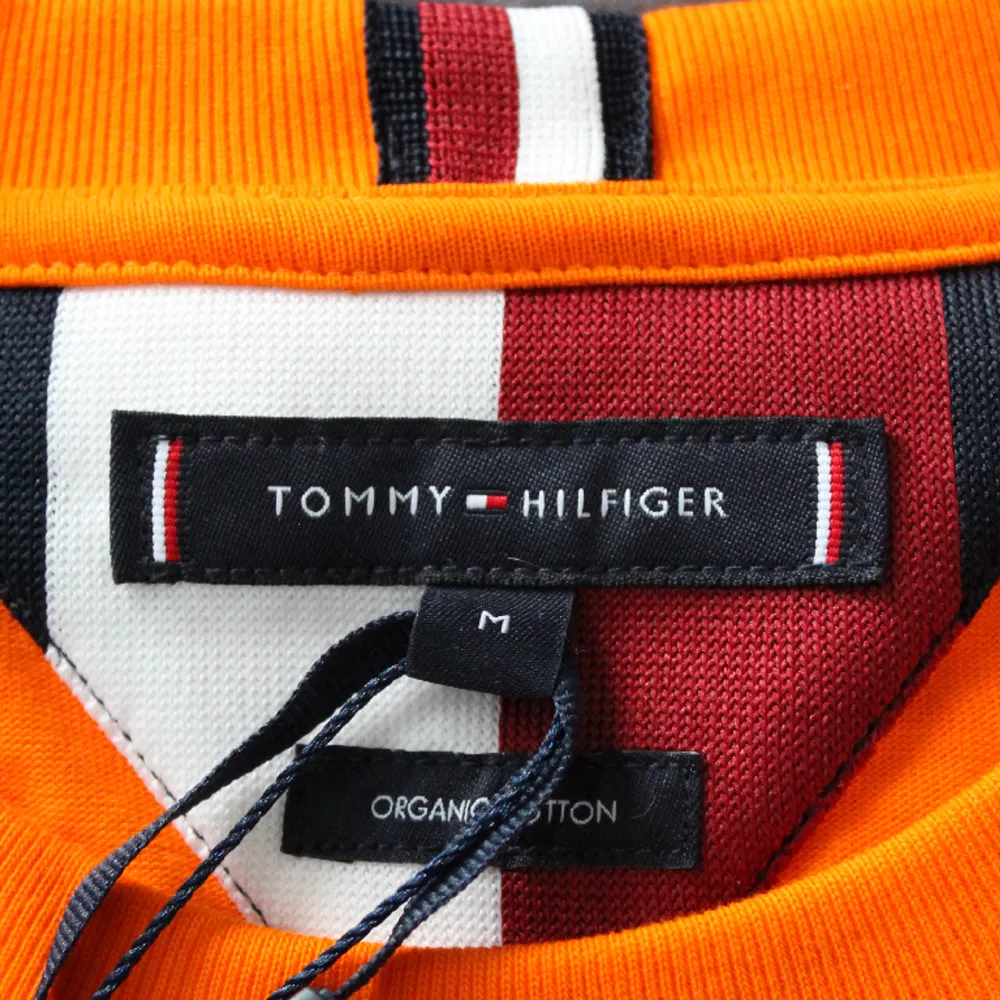  Tommy Hilfiger tröja helt ny, nyskick, storlek M. Köptes för 740kr 🔸Skriv för mer bilder/frågor . T-shirts.