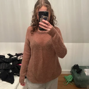 stickas tröja - smutsrosa stickad tröja från åhléns, lite genomskinlig 