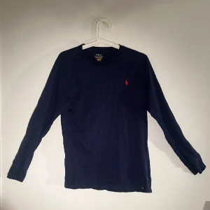 Raulp Lauren Tröja - En väldigt fin och trendig Raulph Lauren tröja i tunnare material. Varan är använd och det finns några få tecken på slitage.  Storlek L i barnstorlek vilket motsvarar xs, passar 175cm. Hör av er vid funderingar eller efterfrågan av fler bilder!