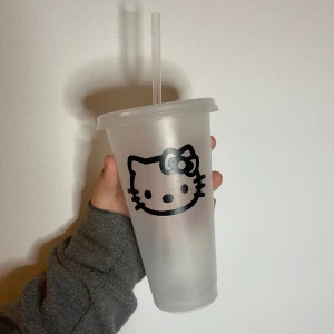 hello kitty cup - plastic cup with straw // 710ml. Free shipping! 💘