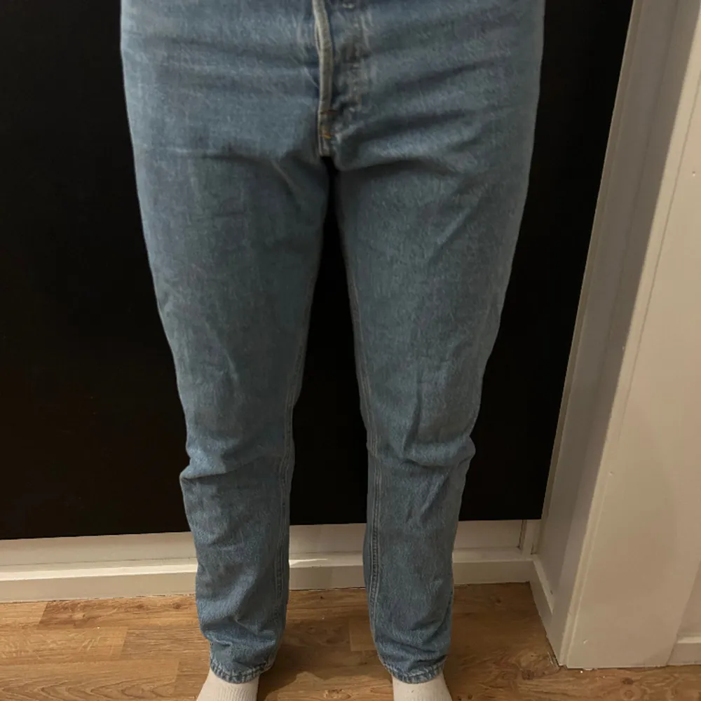 Ett par riktigt snygga Jack and Jones jeans i storlek 32:34 som e sparsamt använda. Modellen på byxan är chris/relaxed. Modellen på bilden är 184 cm lång. Jeans & Byxor.