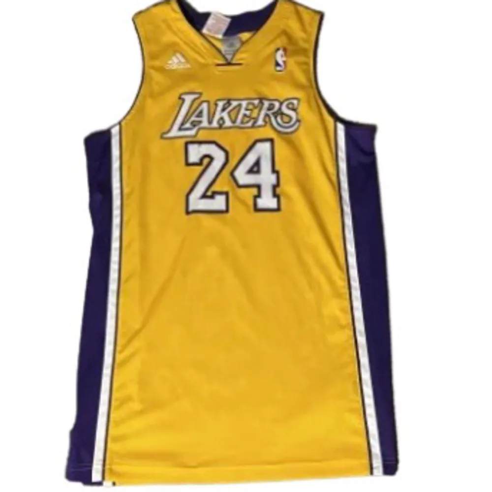 Officiellt set från La Lakers med Kobe Bryant på ryggen. Shortsen ingår men kontakta mig om du bara är intresserad i tröjan.. Hoodies.