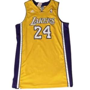 Officiellt set från La Lakers med Kobe Bryant på ryggen. Shortsen ingår men kontakta mig om du bara är intresserad i tröjan.