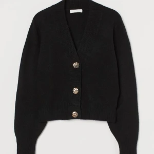 Ullstickad kofta - H&M - Ullstickad kofta från H&M med guldknappar, slutsåld.  Använd ett par gånger, ser helt oanvänd ut. Storlek XS men passar även som S.  Köpt för 179kr Säljer för 99kr Priset kan diskuteras🌸