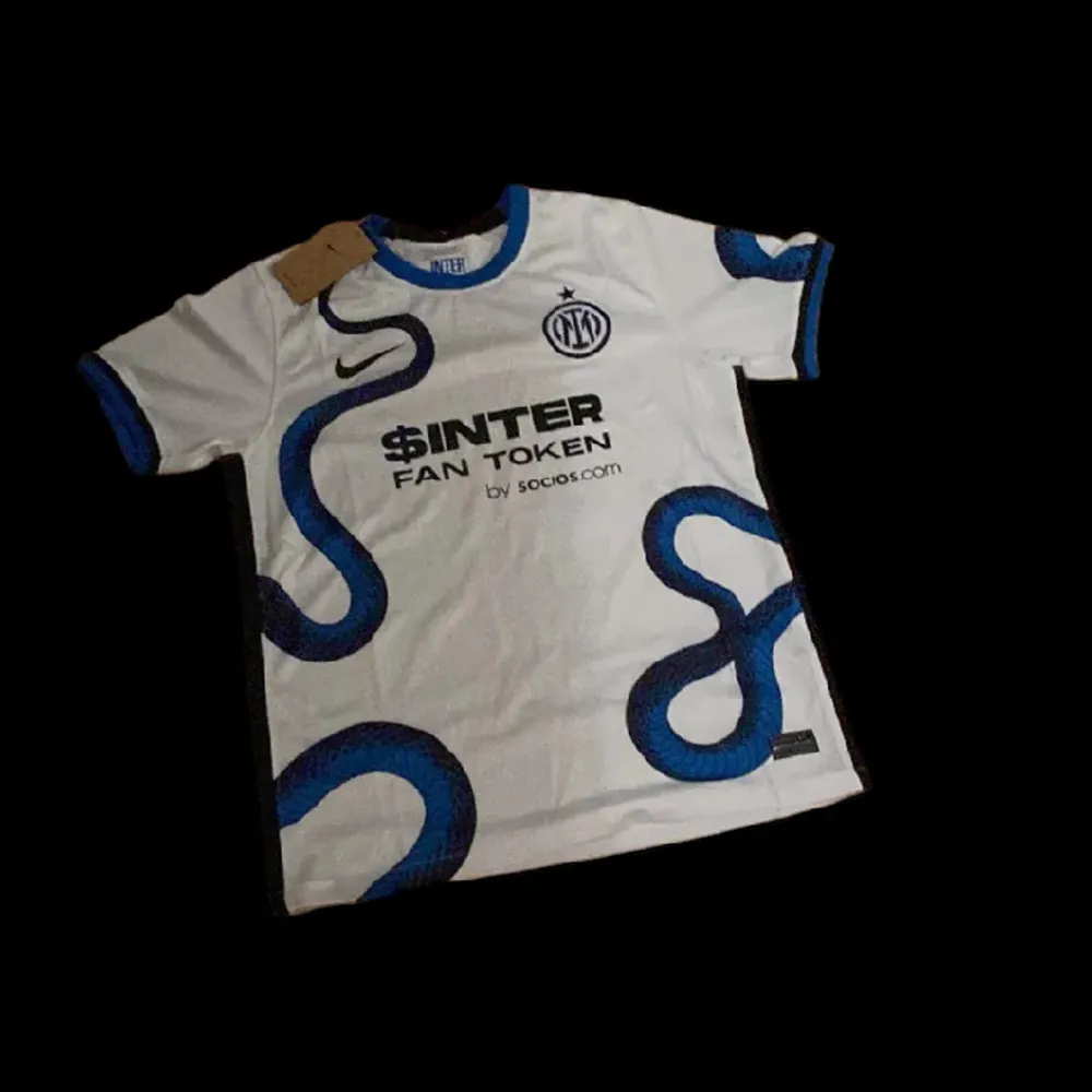 Hej säljer nu denna sprillans nya Inter tröja som ser as snygg ut med ormar runt om tröjan som detalj pris kan diskuteras. fake.. Hoodies.