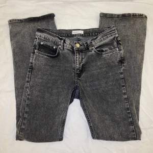 Ett par jätte fina grå/svarta jeans från Gina tricot i nytt skick. Dom är väldigt stretchiga. Midja: 36cm,Innerbenslängd: 80cm, ytterbenslängd: 105cm, lår mått: 20cm