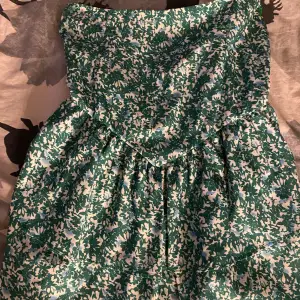 Söt sommar kjol från SHEIN med volanger och dragkedja på sidan. Säljer då det inte riktigt är min stil så kommer inte till användning. 