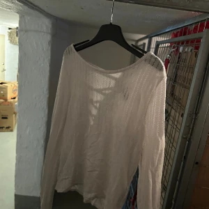 Långärmad v ringad tröja  - En sjukt fin v ringad tröja från hm som man kan ha på båda Hållen 