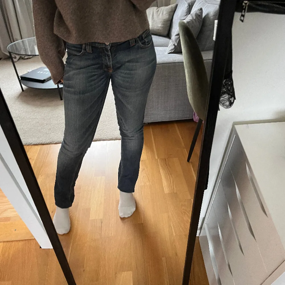 Snygga jeans från nudie jeans. Byxorna är lite för långa för mig som är 165 men har vikt upp dem på bilderna💕. Jeans & Byxor.