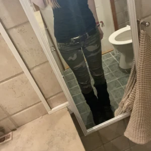 Cargo skinny jeans lågmidjade  - Skinny lågmidjade Carlo jeans  Skriv privat om fler bilder och mått!!  TRYCK INTE KÖP NU!!!