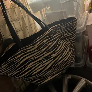 En fin strand väska i zebra print 