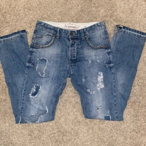 Slitna jeans - Jeans som är raka med slitningar och fina detaljer.