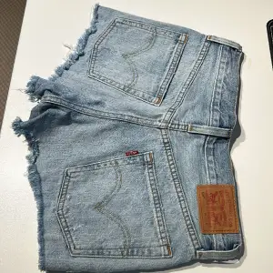 Levis Shorts i modellen 501. W26. Bra skick. Säljer för att de är för små. 