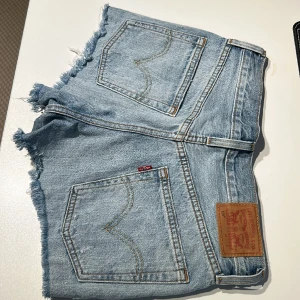 501 Levis shorts - Levis Shorts i modellen 501. W26. Bra skick. Säljer för att de är för små. 