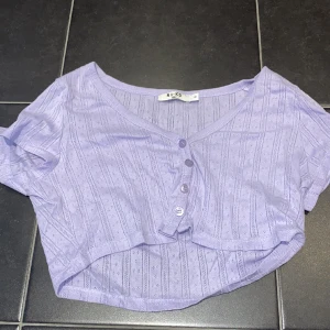 Kort t-shirt - En söt kortare t-shirt från NAKD. 