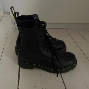 Dr. Martens - Säljer mina helt oanvända Dr. Martens ❤️