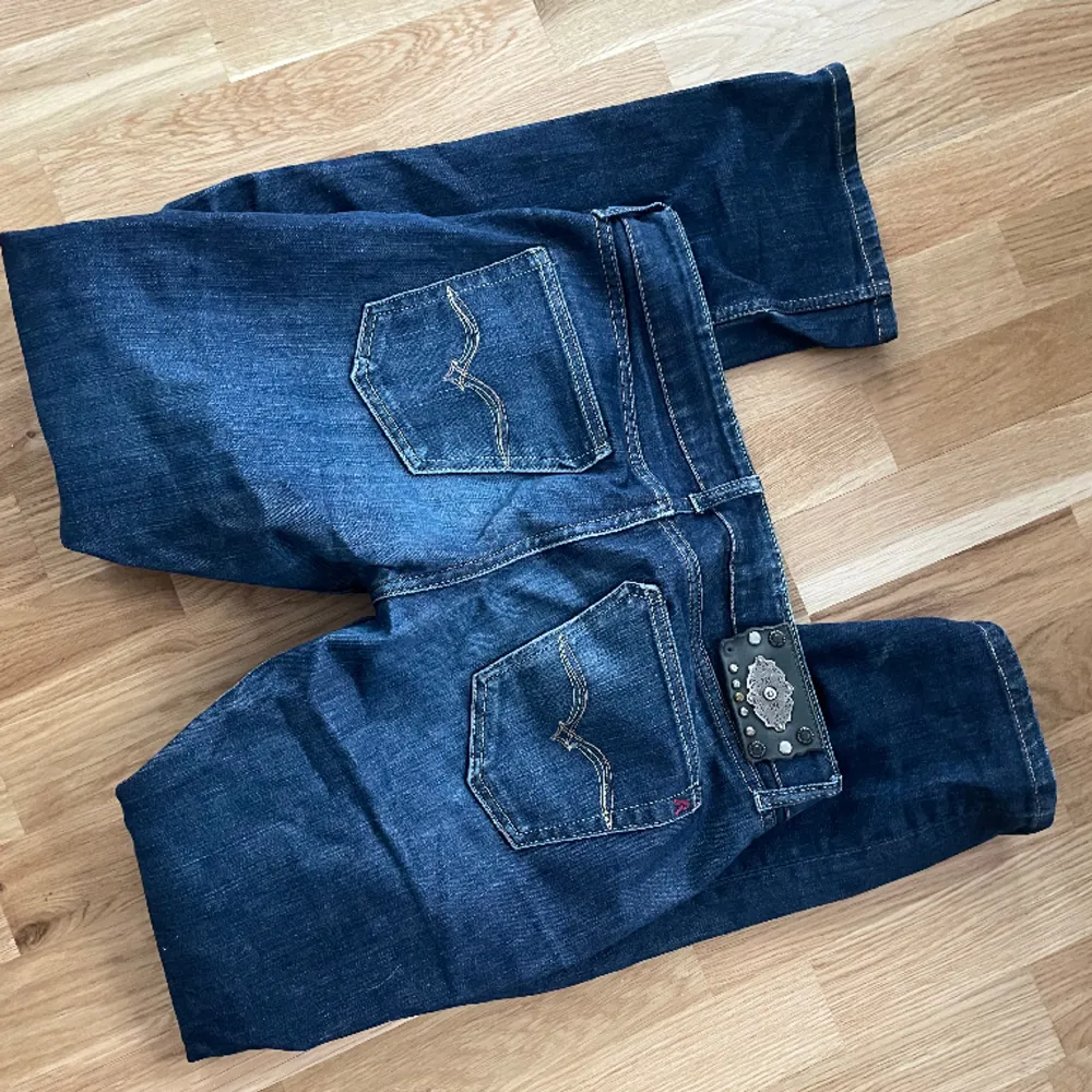 Supersnygga lågmidjade replay jeans W28 L32. Långa på mig som är 155. Passar 36 skulle jag säga, lite bootcut! Innerbenslängden är ungefär 80🤗. Jeans & Byxor.