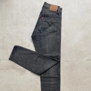 Grå Levi’s jeans - Snygga jeans som i princip är oanvända💕 Pris kan diskuteras!