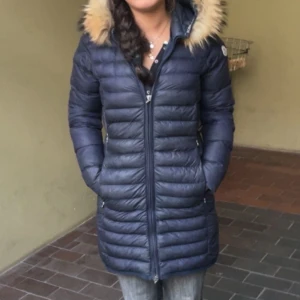 Moncler jacka  - Säljer min fina moncler jacka som är blekblå med äkta päls, jackan är även äkta men är en äldre modell och därför säljer jag för billigare pris  Pris kan diskuteras  Dragkedjans funkar perfekt men märket som hänger på dragkedjan är borta men den funkar