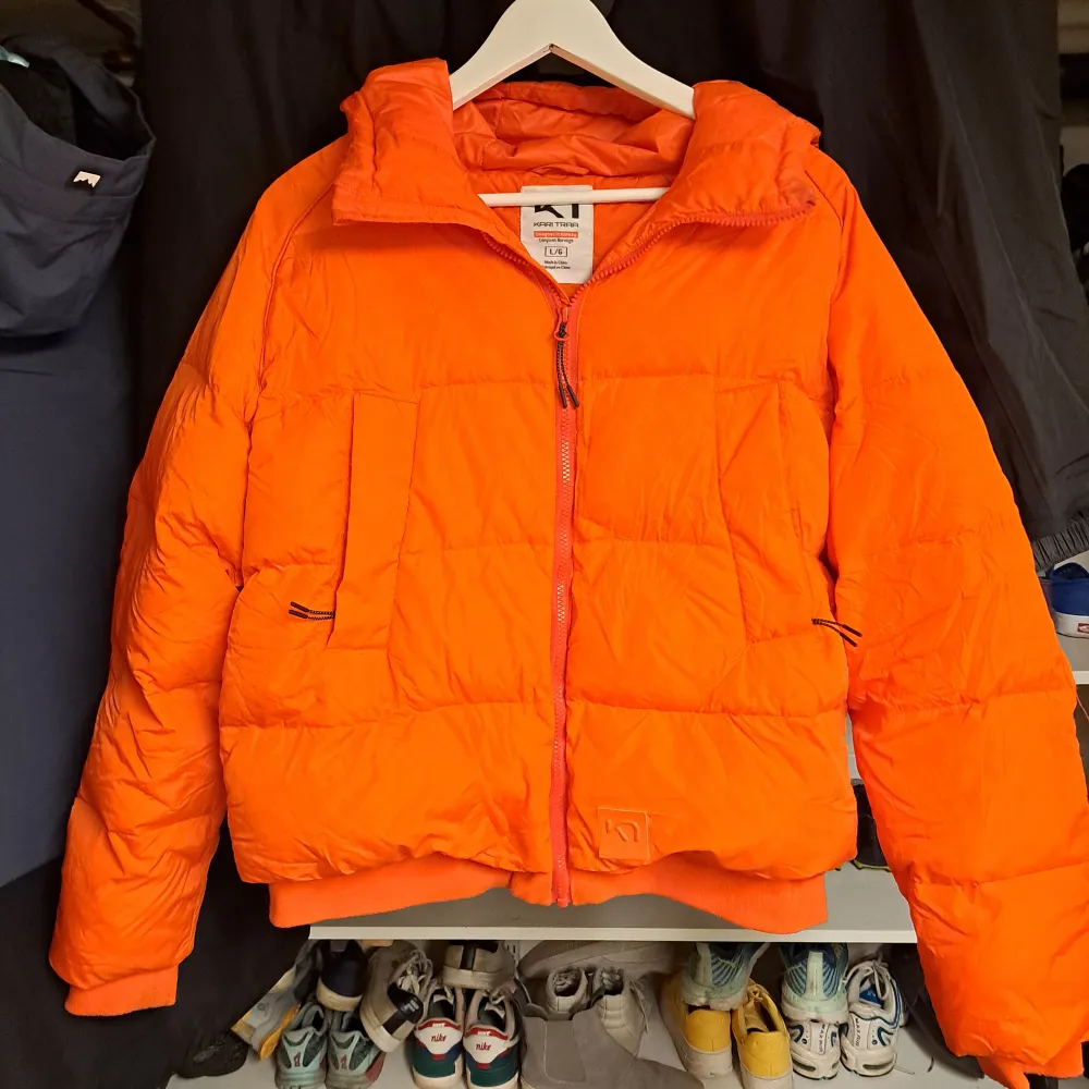 Orange dunjacka från märket Kari Traa. I jackan står det storlek L men vet inte riktigt hur den passar.. Jackor.