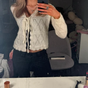 Spets topp - Så fin spetskofta med knyte, knappt använd Max 3 gånger 🩷