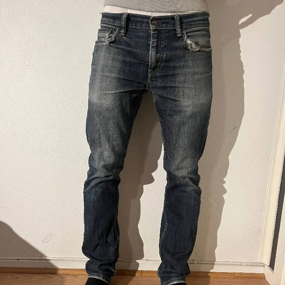 Slitna Levis jeans med skön tvätt   Pris: 499 Bra skick . Jeans & Byxor.