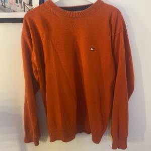 En rost orange stickad sweatshirt från Tommy Hilfiger. Tröjan är i strl M och är i ett bra skick! Skriv för fler bilder eller frågor!❤️