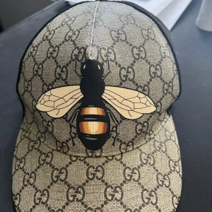 Gucci keps  - Gucci bee keps storlek M, 100% äkta dock har jag inga tillbehör.  Hör av er vid intresse eller fler bilder 