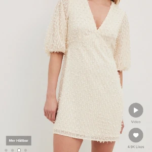 Klänning  - Säljer denna fina klänning. Endast testad och har lappen kvar. 