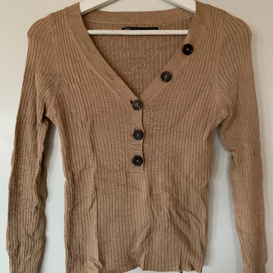 Tajt topp med knappar från Only 