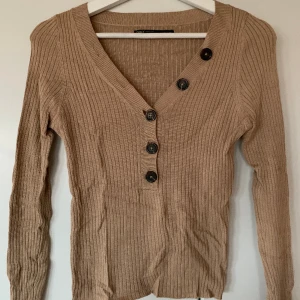 Tajt topp med knappar från Only  - Använd några få gånger, fint skick Storlek XS, normal i storleken 