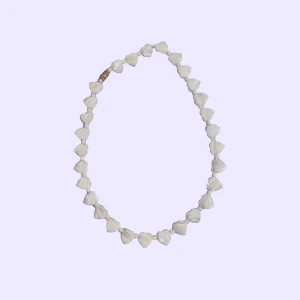 ₊˚⊹♡vintage halsband₊˚⊹♡ - jättegulligt halsband av hjärtan i snäckskal köpt i en vintagebutik på heden. säljer då det aldrig använts🤍🦢