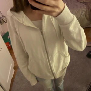 Zip hoodie - En zip hoodie ifrån H&M säg till om ni vill ha fler bilder priset kan diskuteras❤️