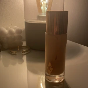 Charlotte tillbury flawless filter - 1/3 kvar, köpt på SEPHORA i Tyskland men texten på flaskan har försvunnit, köpt för 600kr