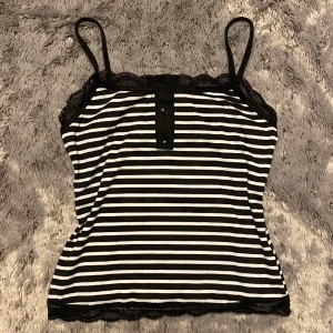 Linne med spets  - Snyggt linne med knappar och spets, säljer pga ingen användning, perfekt skick, skriv privat om du har frågor 💕💕💕