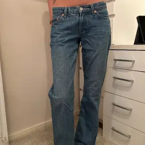 Supersnygga lågmidjade straight jeans från weekday. Kommer inte till användning längre och säljer därför dom🩷tveka inte att höra av dig vid frågor eller funderingar🩷