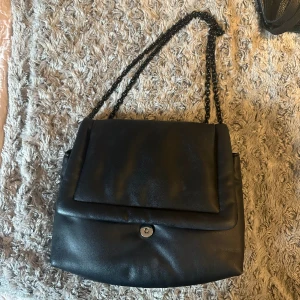 Hm väska  - Snygg väska från hm, kommer inte till användning längre. Får plats med mycket saker 💕💕