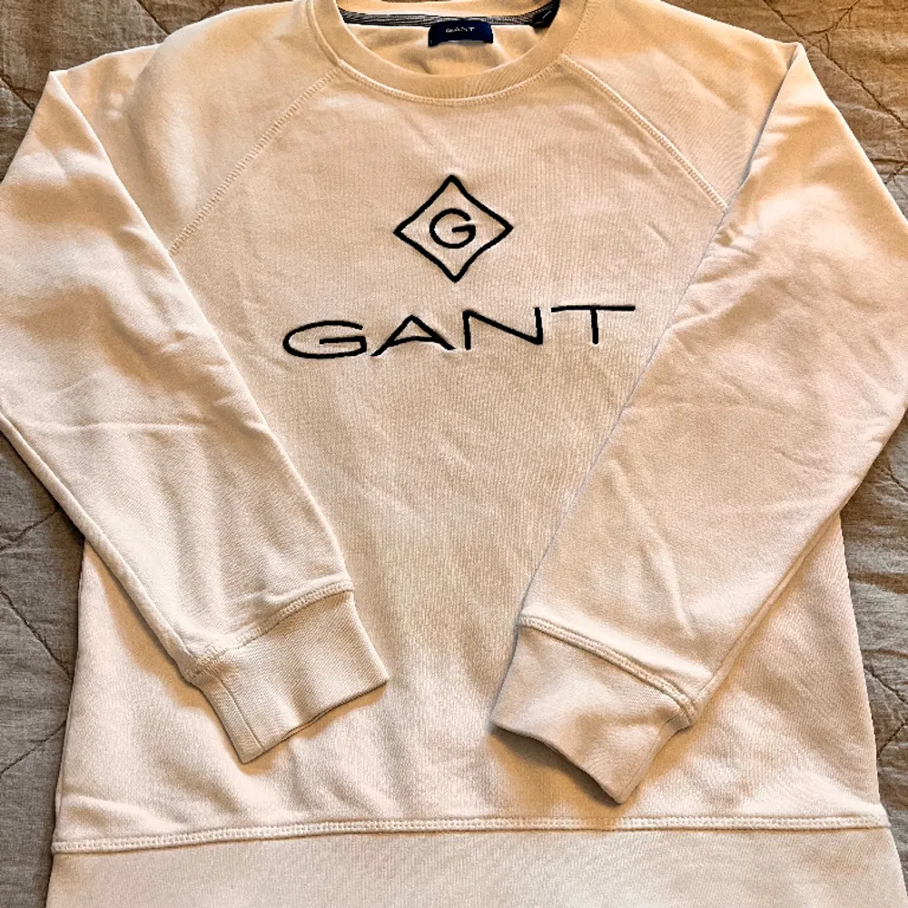 Vit Gant tröja i fint skick storlek 146/152. . Tröjor & Koftor.