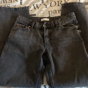 Säljer ett par oanvända lågmidjade jeans från Gina tricot pga att de var lite för små för mig🤍 Jag skulle köpt 36 egentligen och hann slänga kvittot så säljer dem här ist! Dem är otroligt snygga och är en modell som är straight leg💕💞