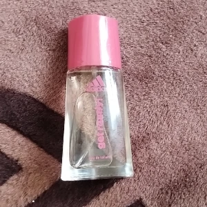 Adidas parfym - Oanvänd Adidas parfym, luktar jättegott! Frakt är gratis! :))